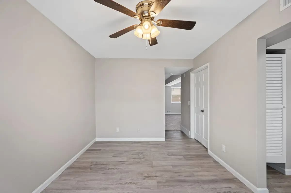 Village Square Townhomes - Apartment - 11