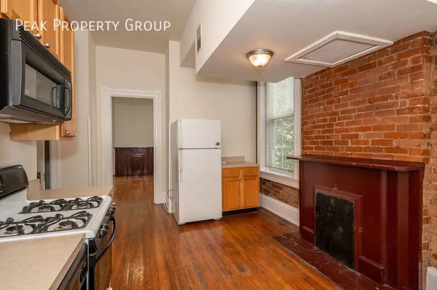 213 E. University Avenue - Apartment - 5