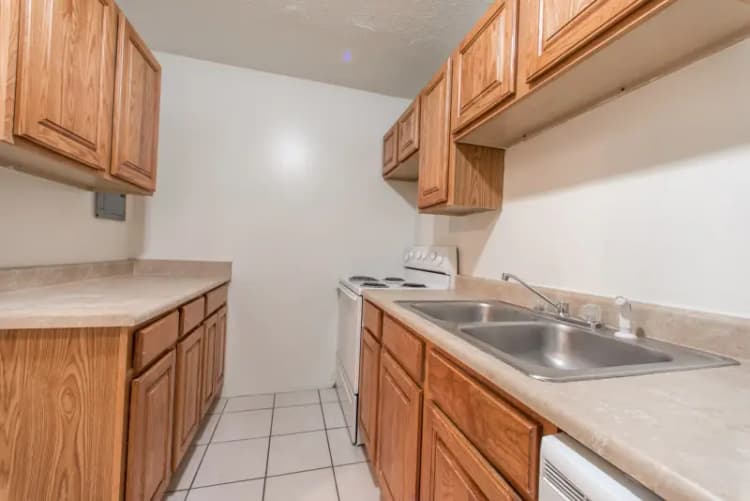 Cincinnati apartments for rent - image - 231 Oak- 108-2.jpg
