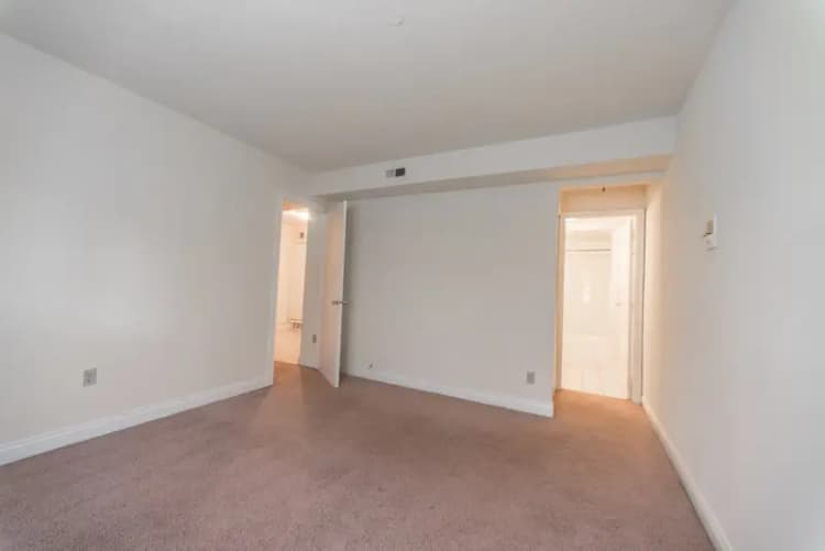 Cincinnati apartments for rent - image - 231 Oak- 108-7.jpg