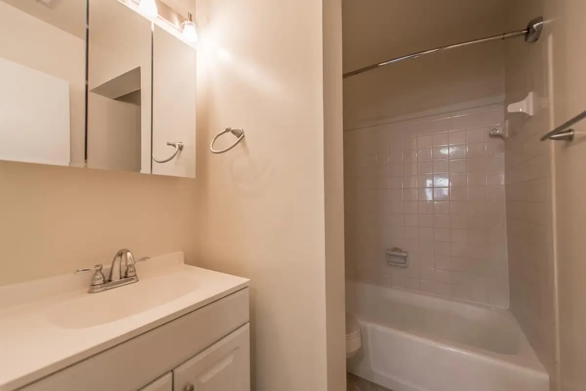 Cincinnati apartments for rent - image - 310 Oak- 704-9.jpg