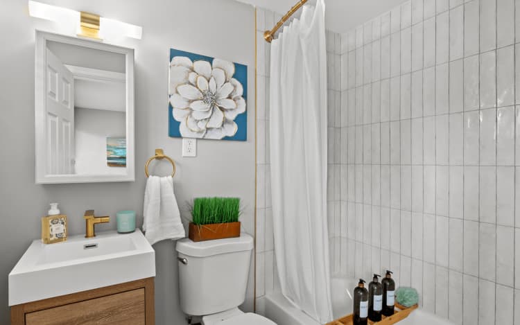 Cincinnati apartments for rent - image - Fully Renovated Bathroom