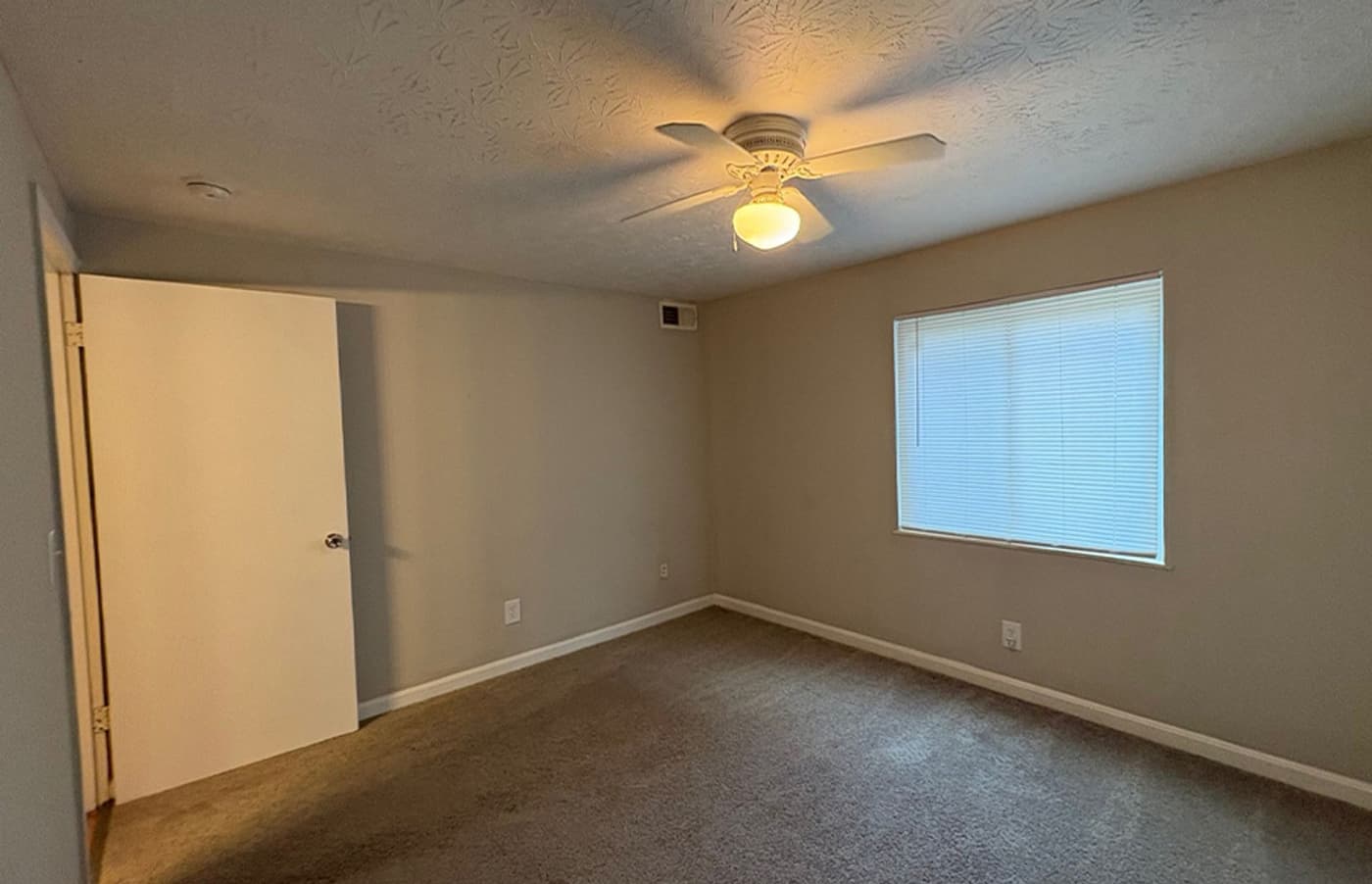 Cincinnati apartments for rent - image - large-1042.jpg
