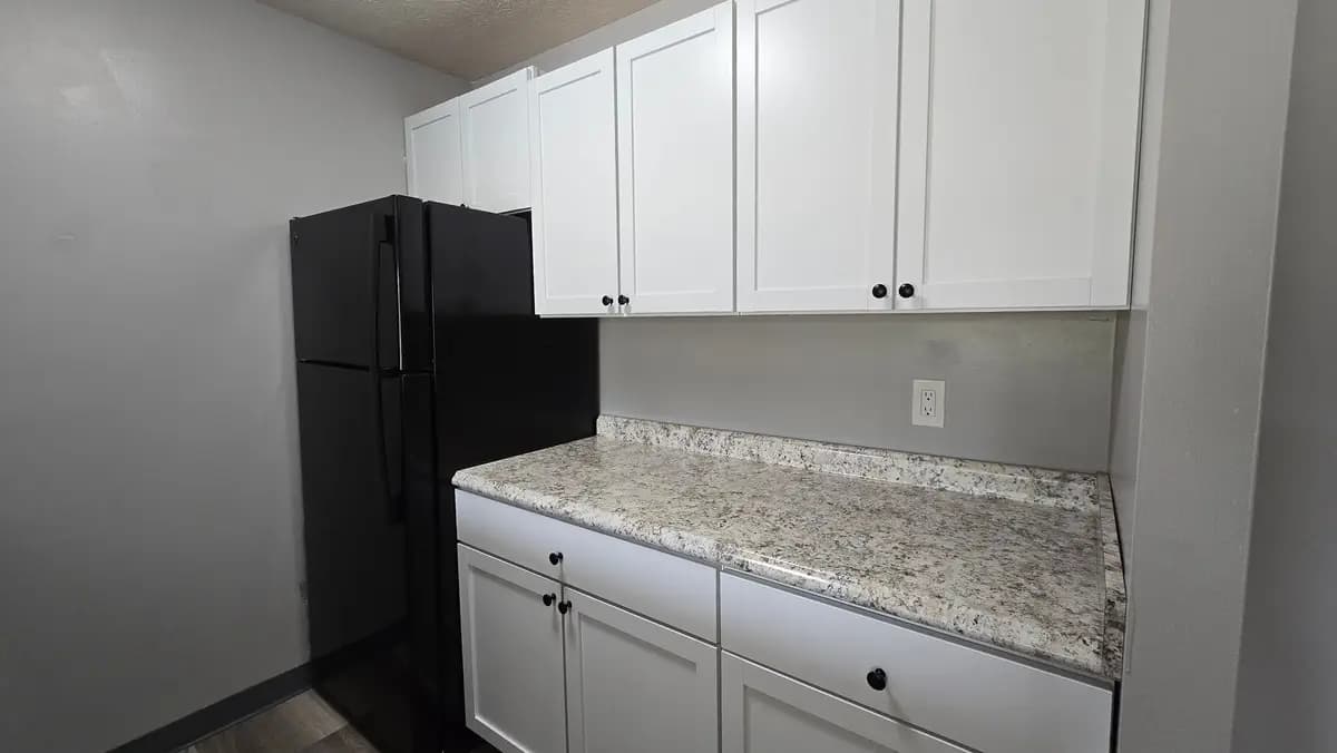 5910 Belmont Ave - Apartment - 16