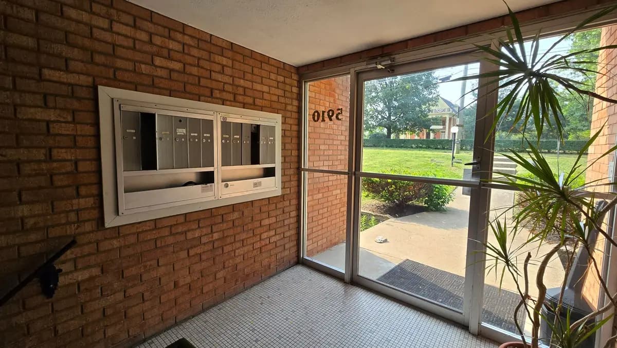 5910 Belmont Ave - Apartment - 4