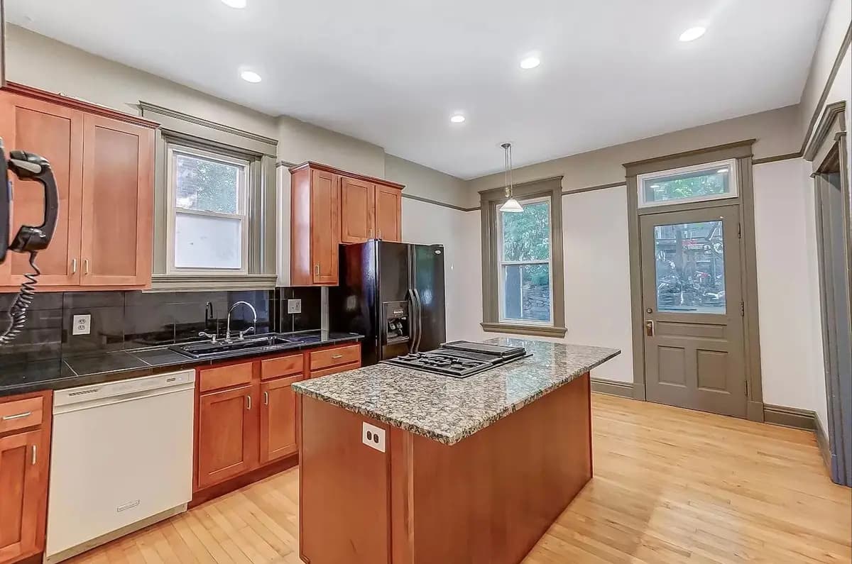 2364 Victor St - House - 30