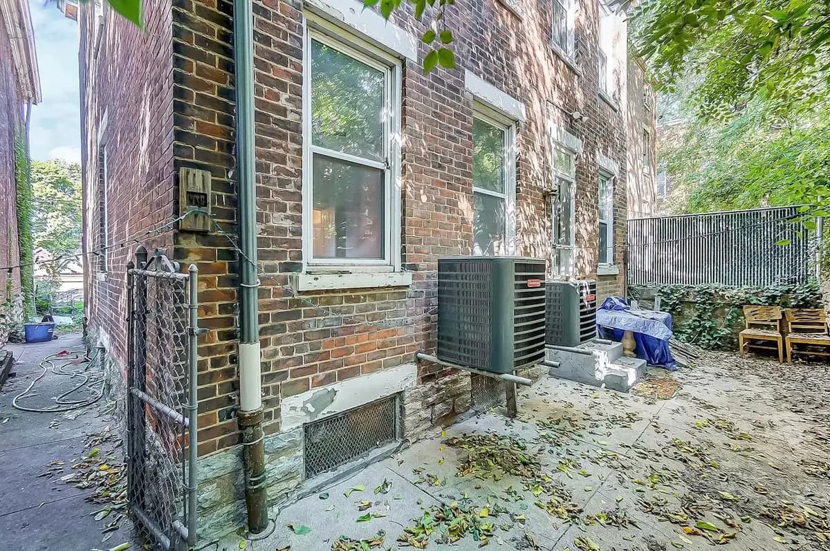 2364 Victor St - House - 42