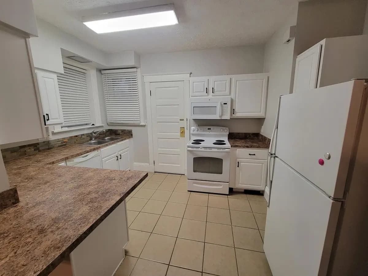 undefined apartments for rent - image - large (8).jpg - 3