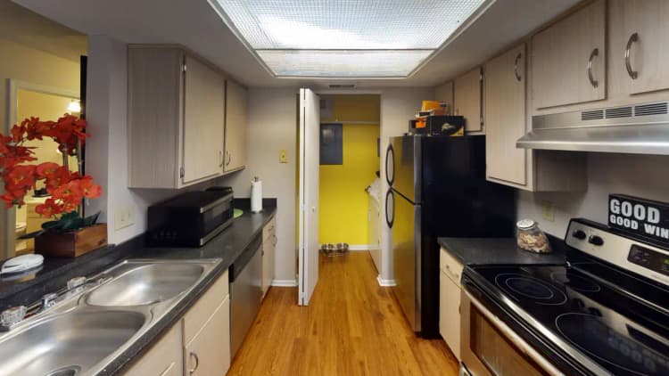 Cincinnati apartments for rent - image - brookstone-village-kensington-model-kitchen.png