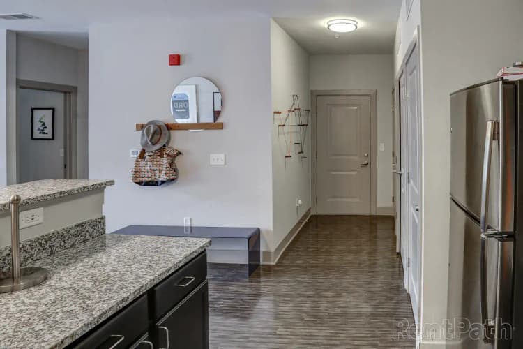 Cincinnati apartments for rent - image - 100057639_hdp_heritageatoakleysquare_int_flpn_hall.png