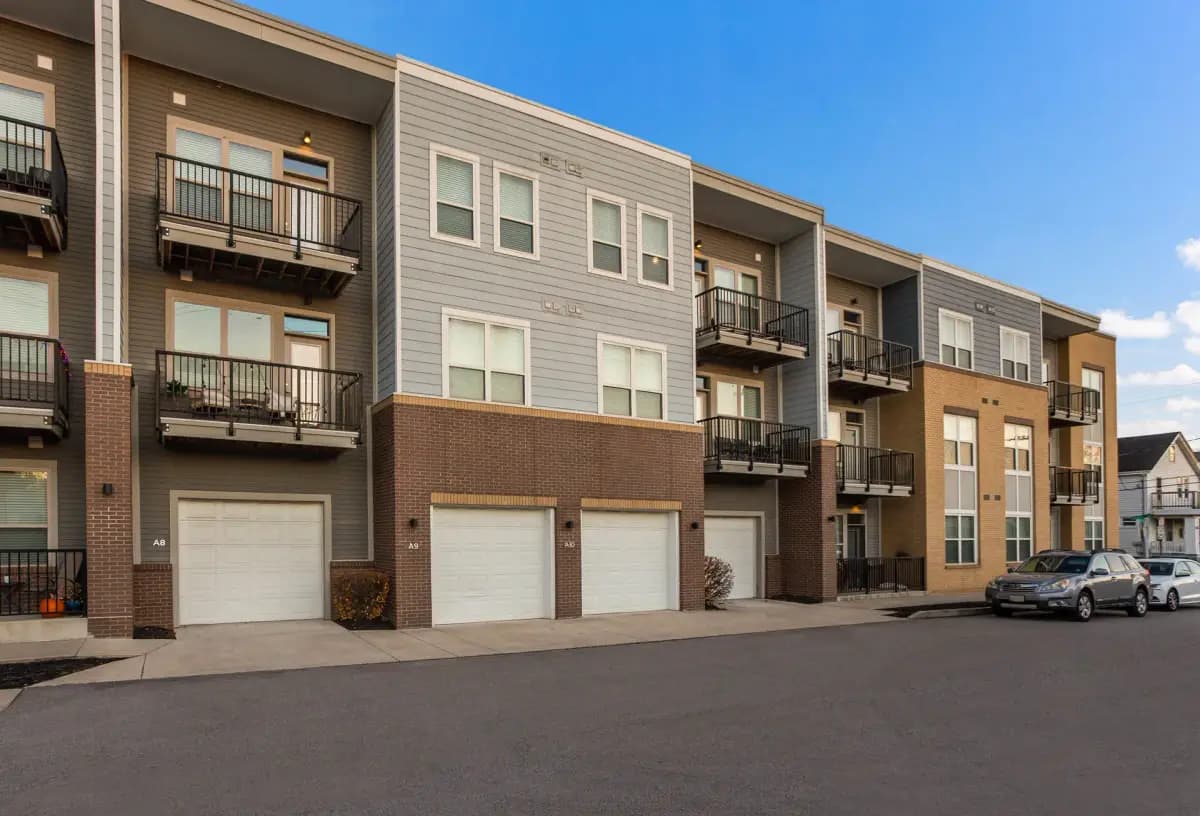 Cincinnati apartments for rent - image - priderock-heritageatoakleysquare_apartmentexterior1-ml-web.png