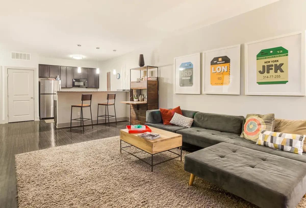 Cincinnati apartments for rent - image - priderock-heritageatoakleysquare_modelunitlivingroom1-ml-web.jpg