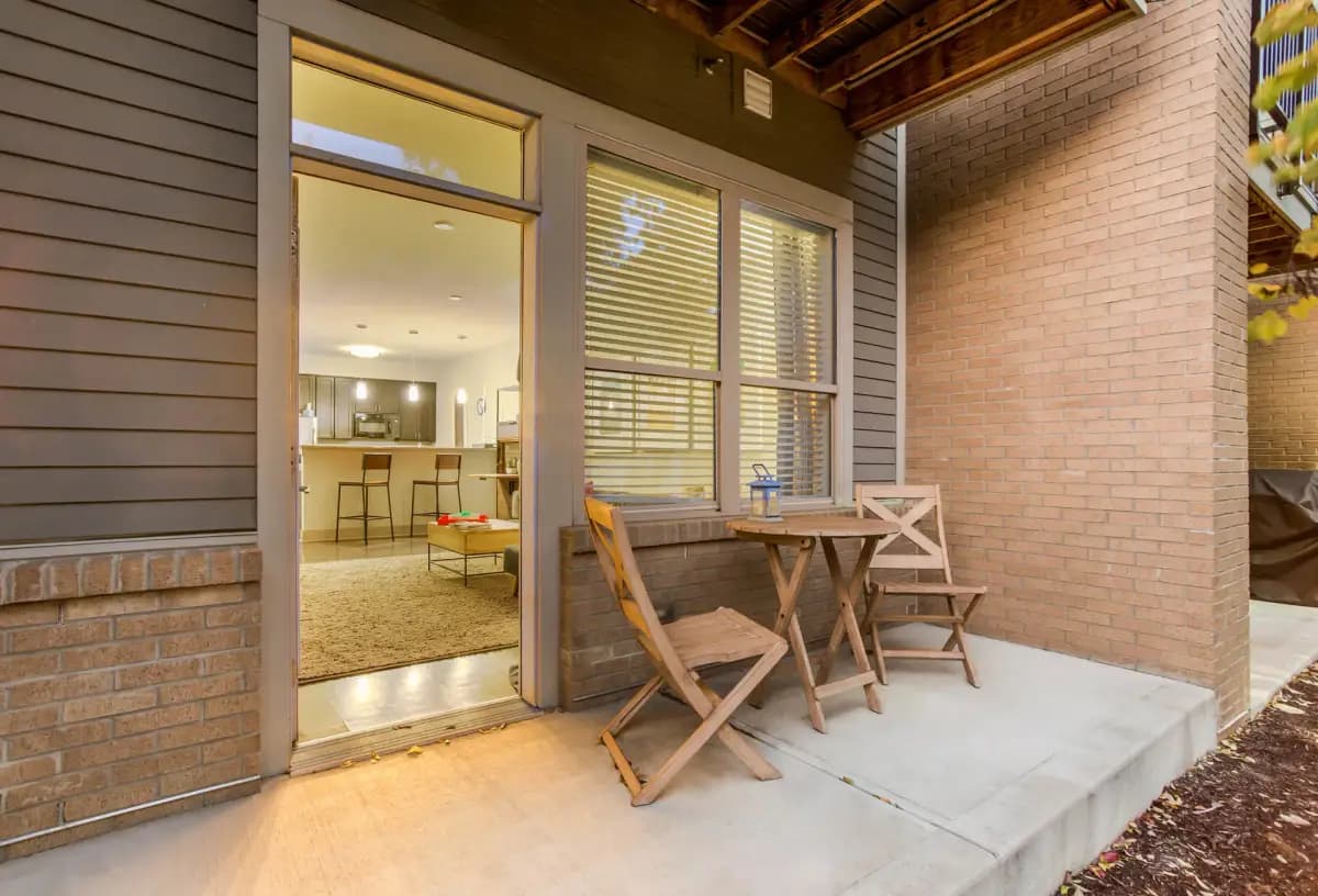 Cincinnati apartments for rent - image - priderock-heritageatoakleysquare_modelunitpatio-ml-web.png