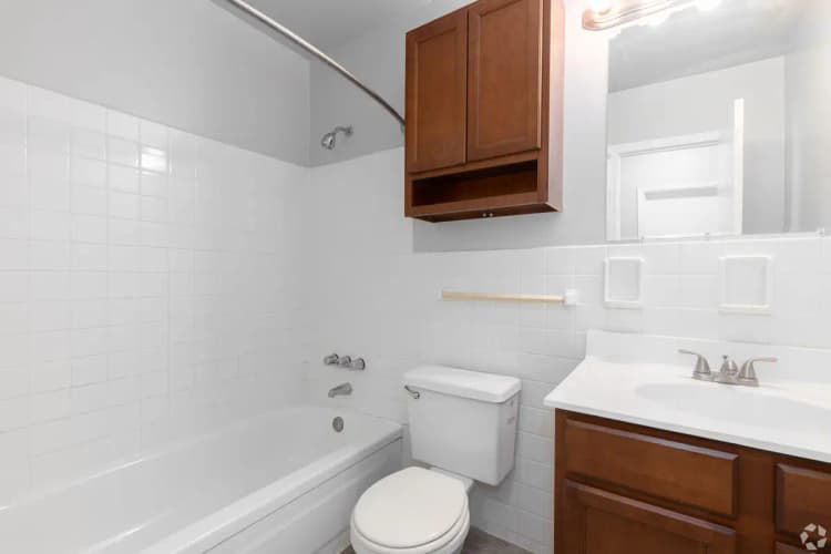 Cincinnati apartments for rent - image - hyde-park-commons-apartments-cincinnati-oh-building-photo (3).jpg