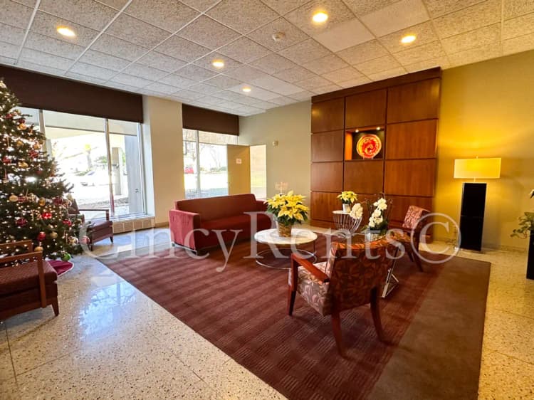 Cincinnati apartments for rent - image - 2324Madison15062025-03.jpg