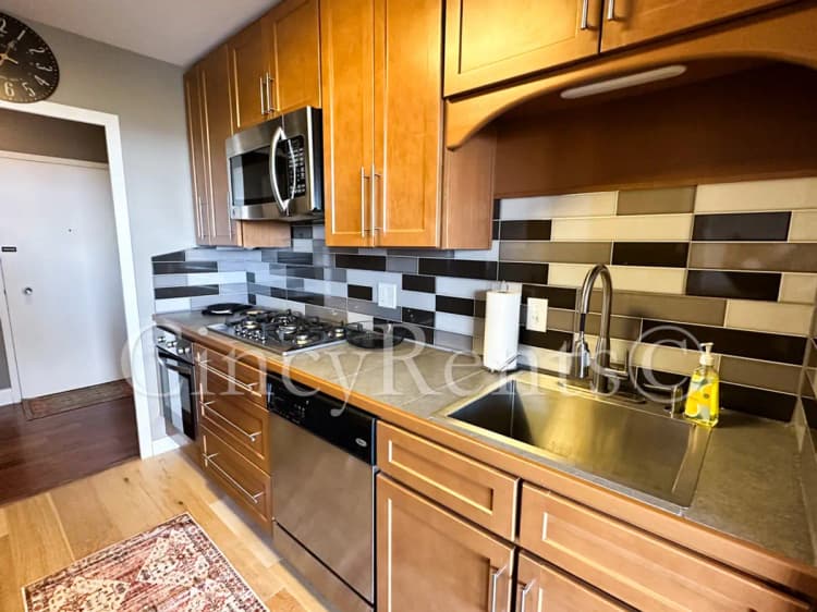 Cincinnati apartments for rent - image - 2324Madison15062025-09.jpg