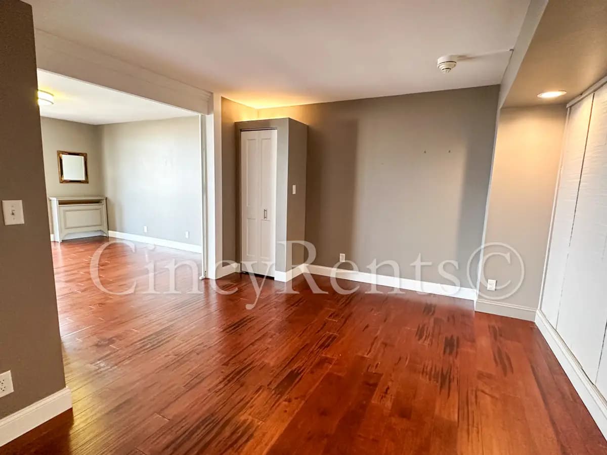 Cincinnati apartments for rent - image - 2324Madison15062025-14.jpg