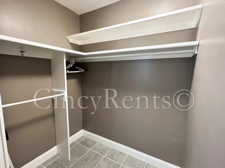 Cincinnati apartments for rent - image - 2324Madison15062025-19.jpg