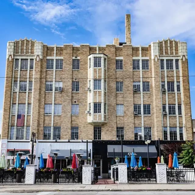 Cincinnati apartments for rent - image - hyde_park_terrace_-_exterior.webp