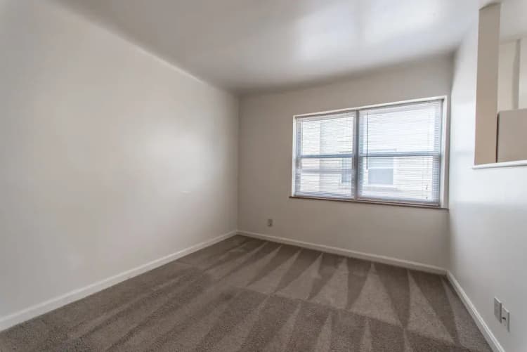 Cincinnati apartments for rent - image - 2924 Burnet- 8-3.jpg
