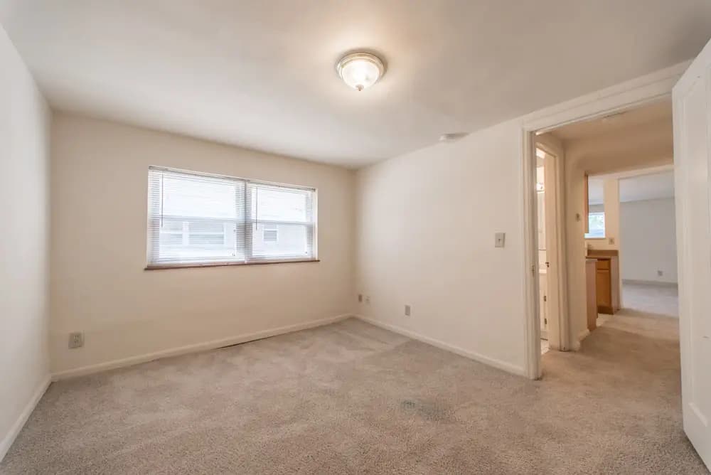 Cincinnati apartments for rent - image - 2928 Burnet- 9-13.jpg