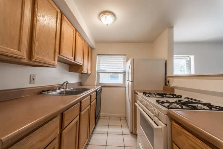 Cincinnati apartments for rent - image - 2928 Burnet- 9-6.jpg
