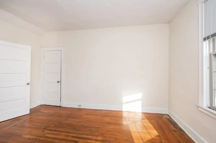 Cincinnati apartments for rent - image - 4 E Charlton 6 (8 of 25).jpg