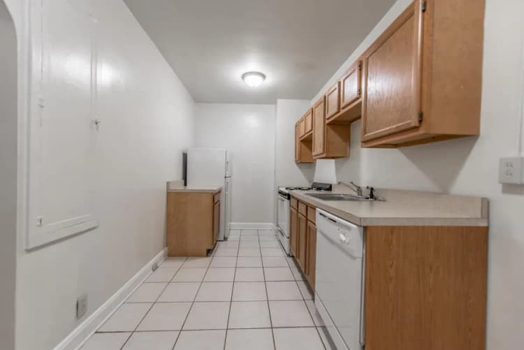 Cincinnati apartments for rent - image - 145 W McMillan- 132-4.jpg
