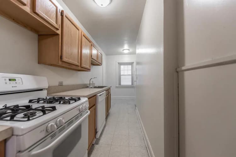 Cincinnati apartments for rent - image - 145 W McMillan- 134-5.jpg