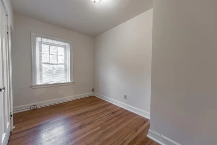 Cincinnati apartments for rent - image - 145 W McMillan- 221-13.jpg