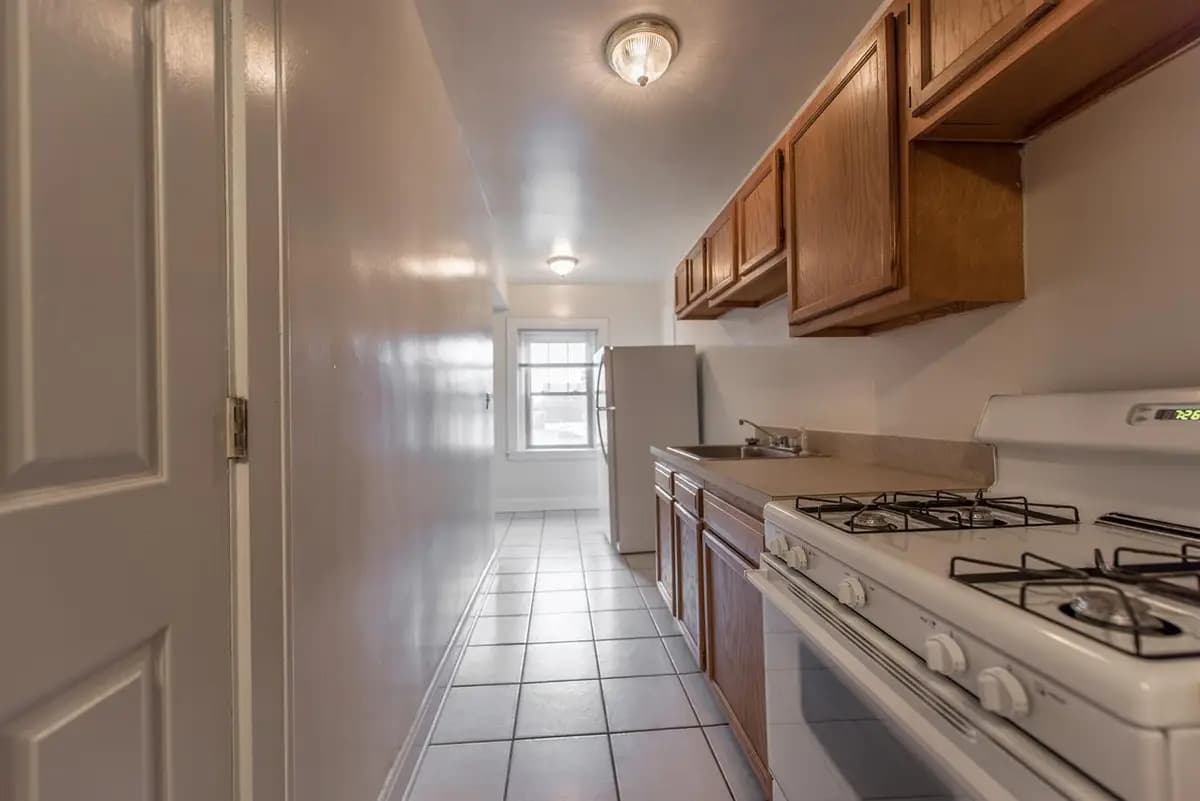 Cincinnati apartments for rent - image - 145 W McMillan- 221-5.jpg