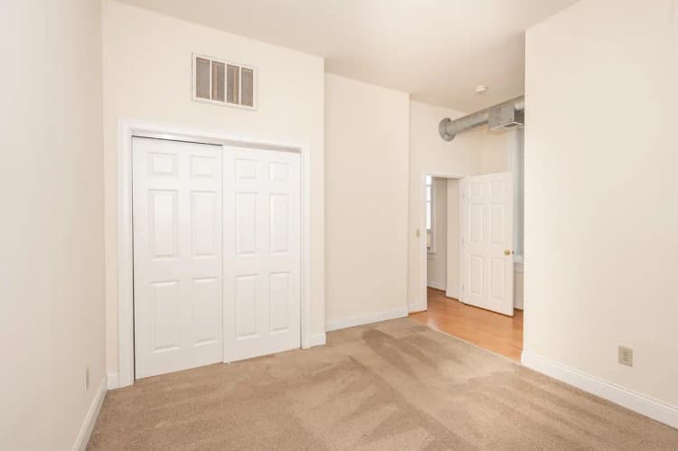 Cincinnati apartments for rent - image - 9 E University 1 (3 of 11).jpg