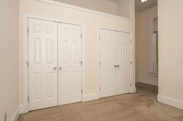 Cincinnati apartments for rent - image - 9 E University 6 Web (10 of 15).jpg