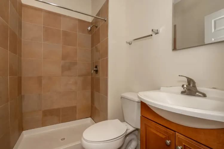 Cincinnati apartments for rent - image - 9 E University 6 Web (13 of 15).jpg