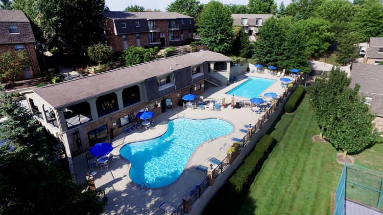 Cincinnati apartments for rent - image - Gettysburg Square Apartments pool