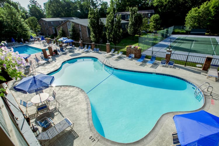Cincinnati apartments for rent - image - Gettysburg Square Apartments pool