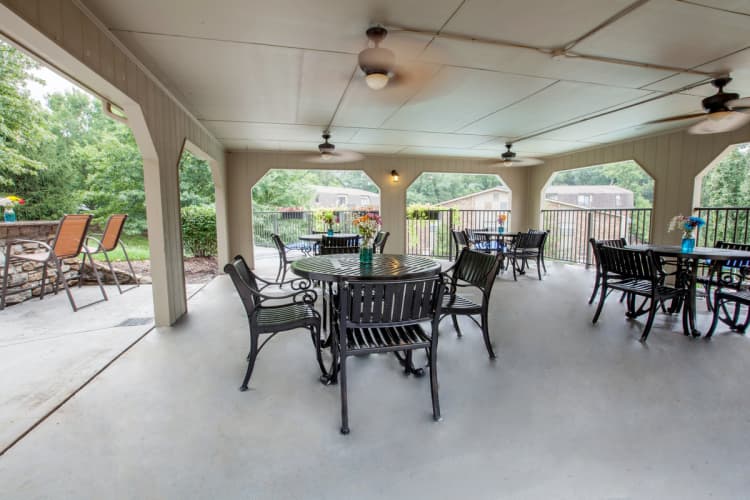 Cincinnati apartments for rent - image - Gettysburg Square Apartments patio
