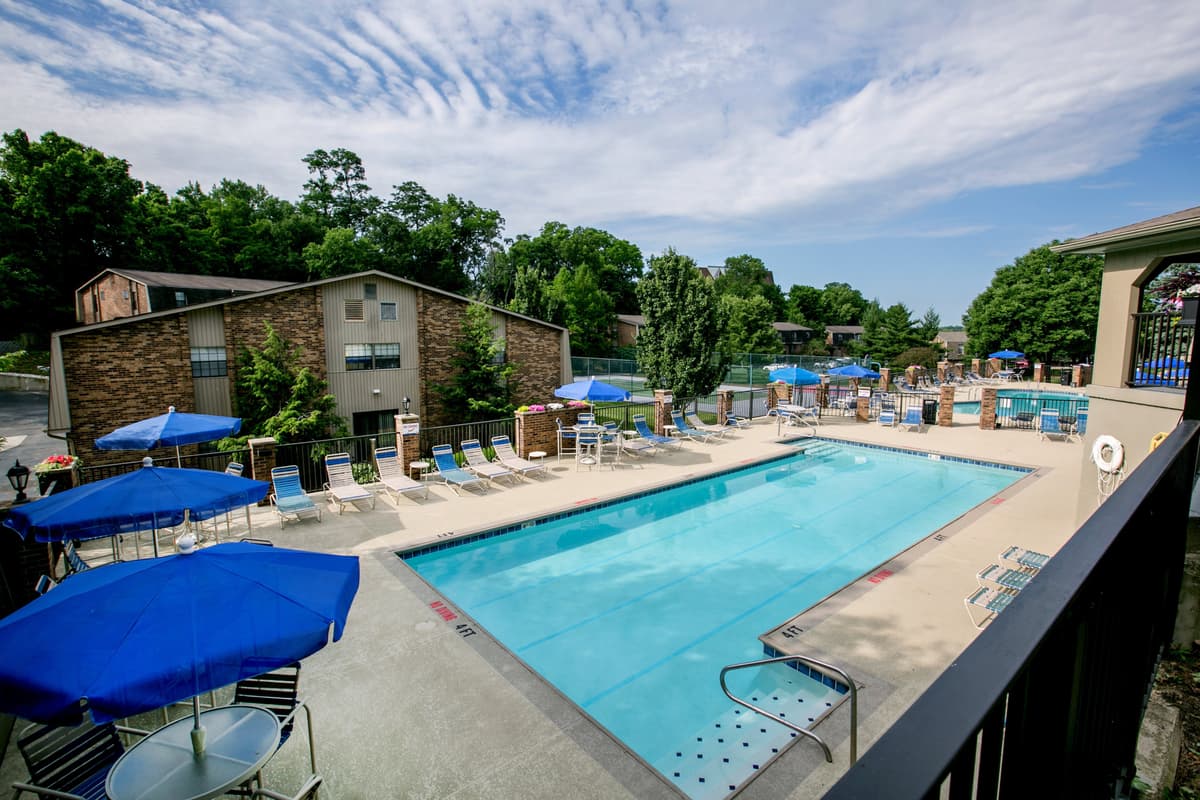 Cincinnati apartments for rent - image - Gettysburg Square Apartments pool