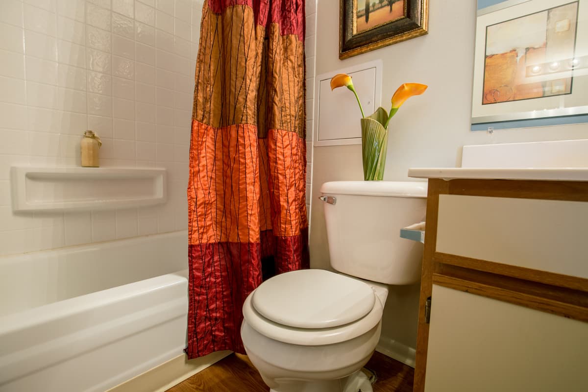Cincinnati apartments for rent - image - Gettysburg Square Apartments bathroom