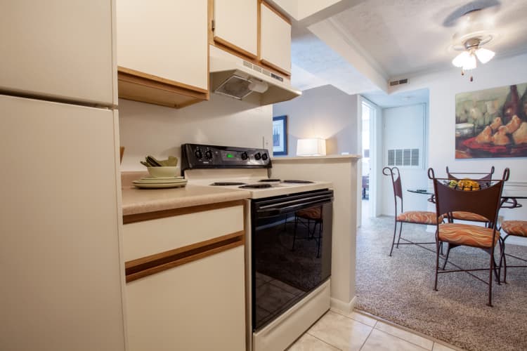 Cincinnati apartments for rent - image - Gettysburg Square Apartments open kitchen and floorplan