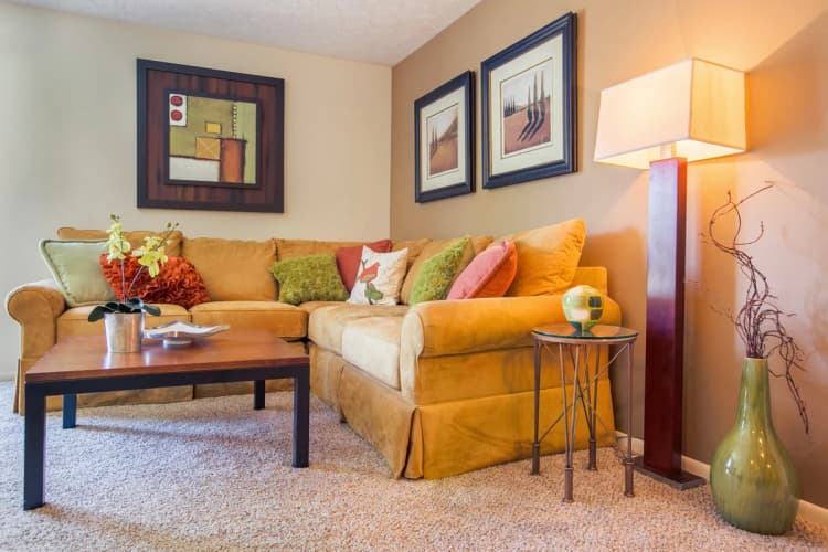 Cincinnati apartments for rent - image - Gettysburg Square Apartments living room