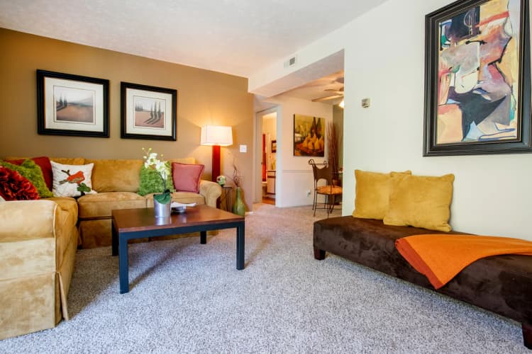 Cincinnati apartments for rent - image - Gettysburg Square Apartments living room