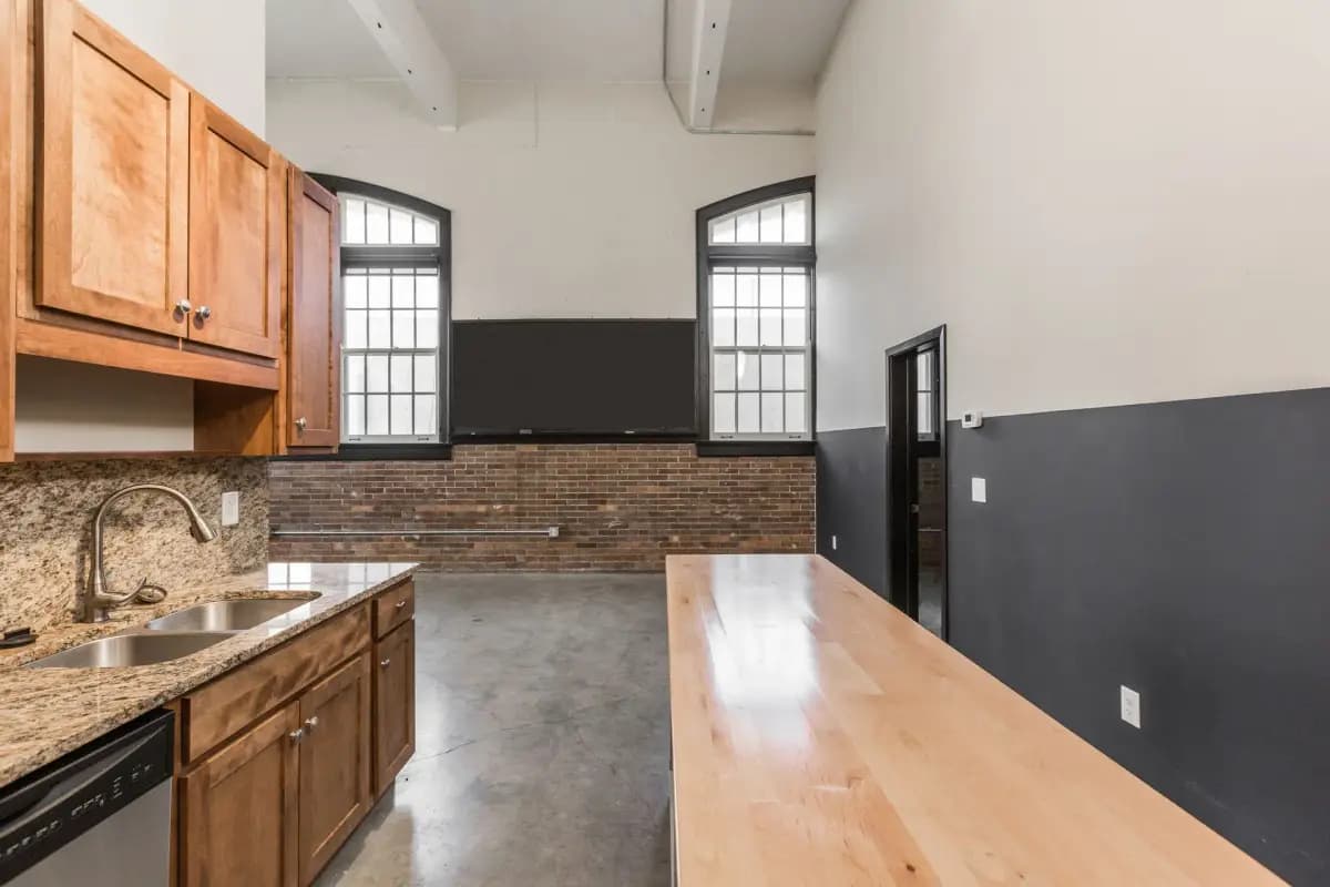 Cincinnati apartments for rent - image - AlumniLofts_Unit-106_02-1920w.webp