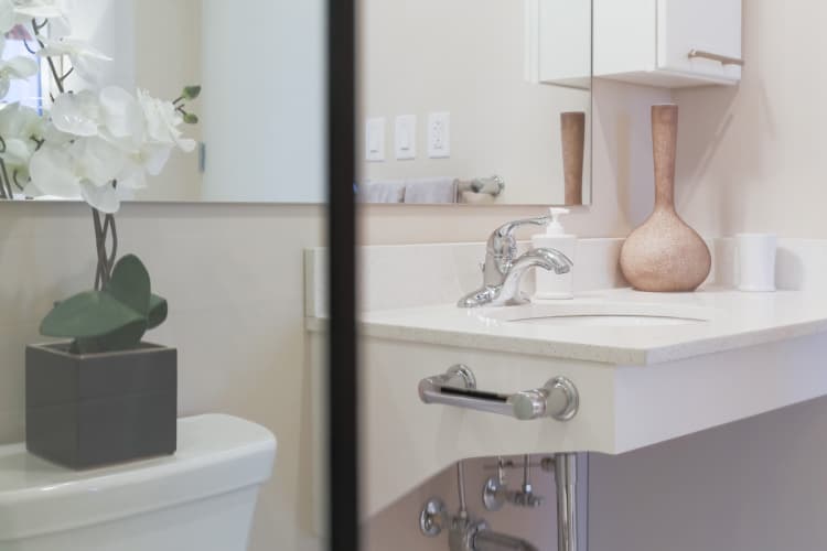 Cincinnati apartments for rent - image - Seven at Broadway bathroom