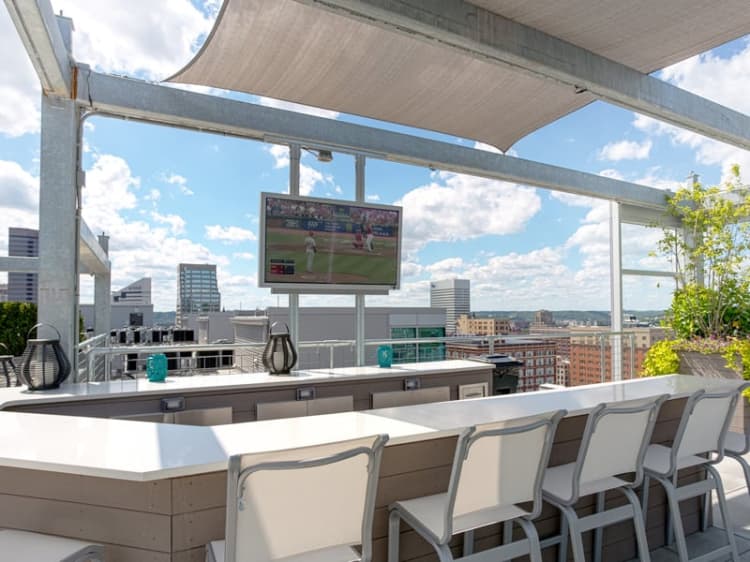 Cincinnati apartments for rent - image - Seven at Broadway roof deck bar