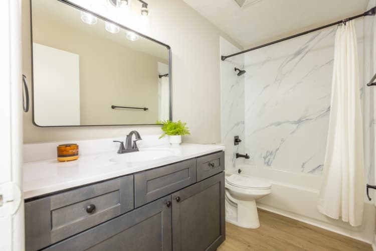 Cincinnati apartments for rent - image - Newtown Full Bathroom