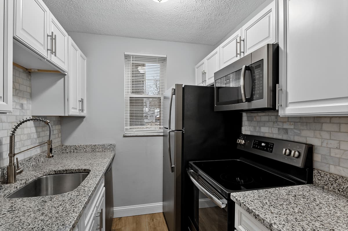 Cincinnati apartments for rent - image - Spacious Kitchen
