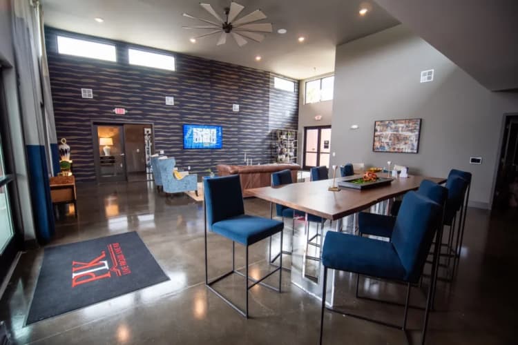 Cincinnati apartments for rent - image - e800_leasing-4_jbletg.webp