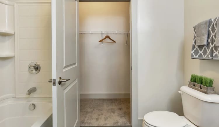 Cincinnati apartments for rent - image - DSC05301_fmfbhi.webp