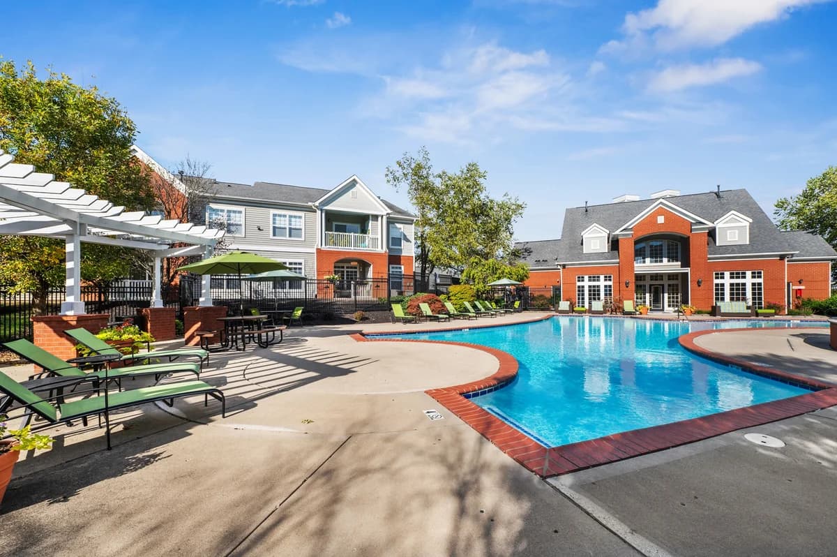 Cincinnati apartments for rent - image - Pool Deck Lounge